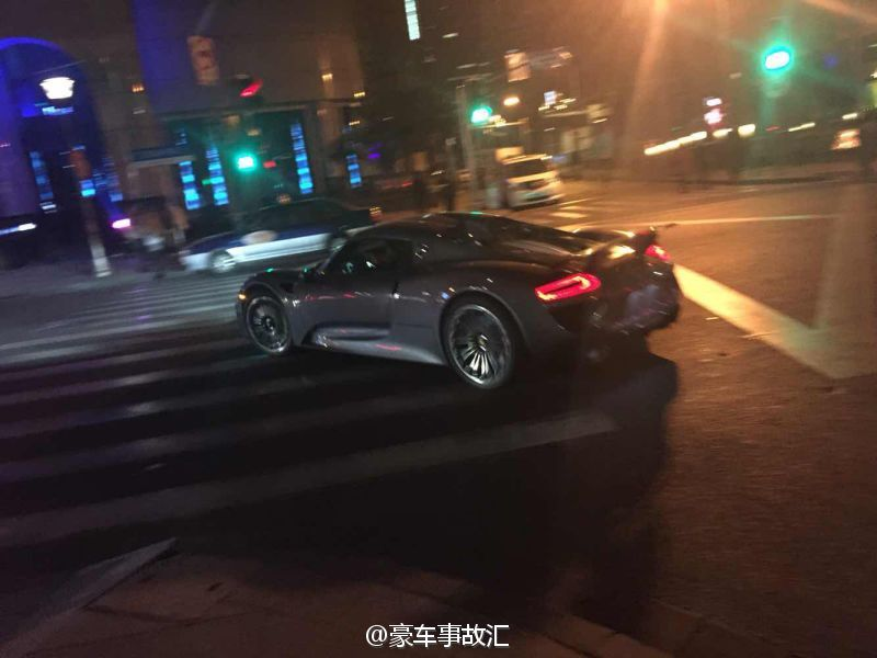 Illustration for article titled Oops! 918 lost its wheel.